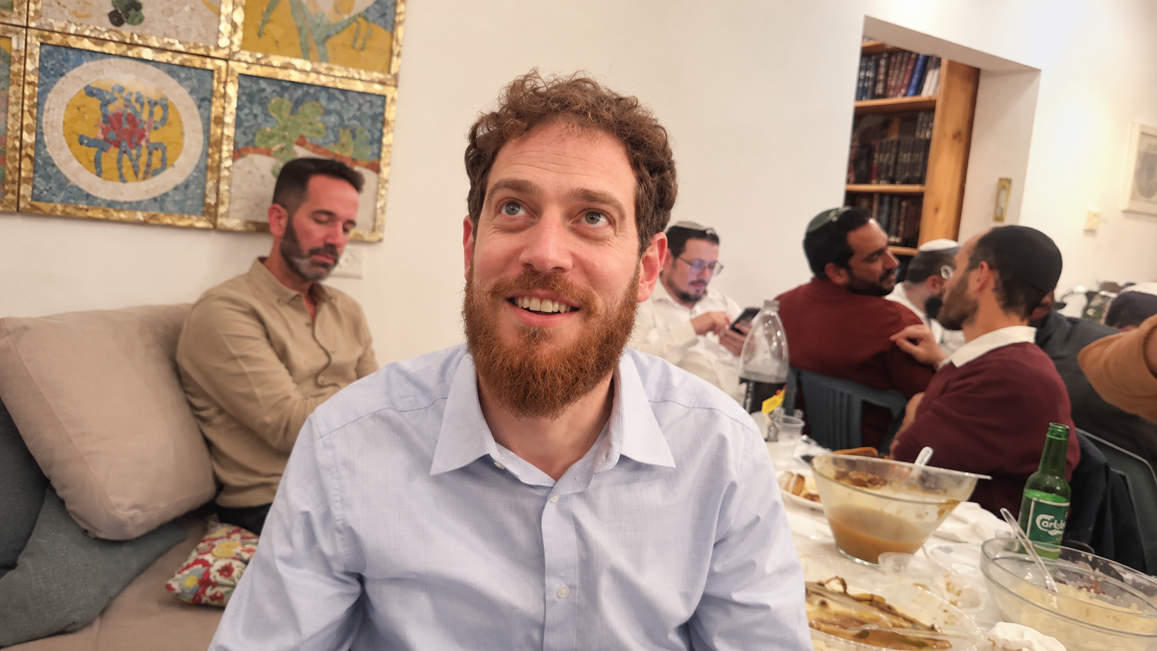 הרב שמואל והחבר'ה יושבים יחד על מרפסת מול ירושלים